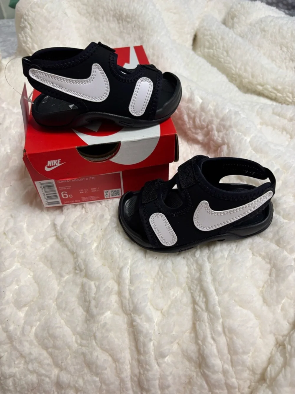 Nike Black and White Kids' Hook-and-Loop Sport Sandals - Picture 3 of 3